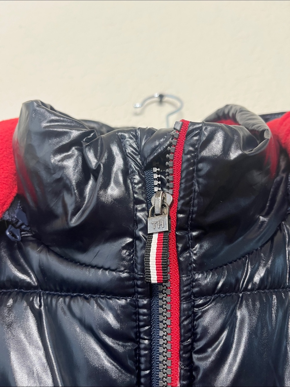 Tommy Hilfiger Youth Big Boy XL 18/20 Black Puffer with Red Hood Lining - Picture 3 of 13